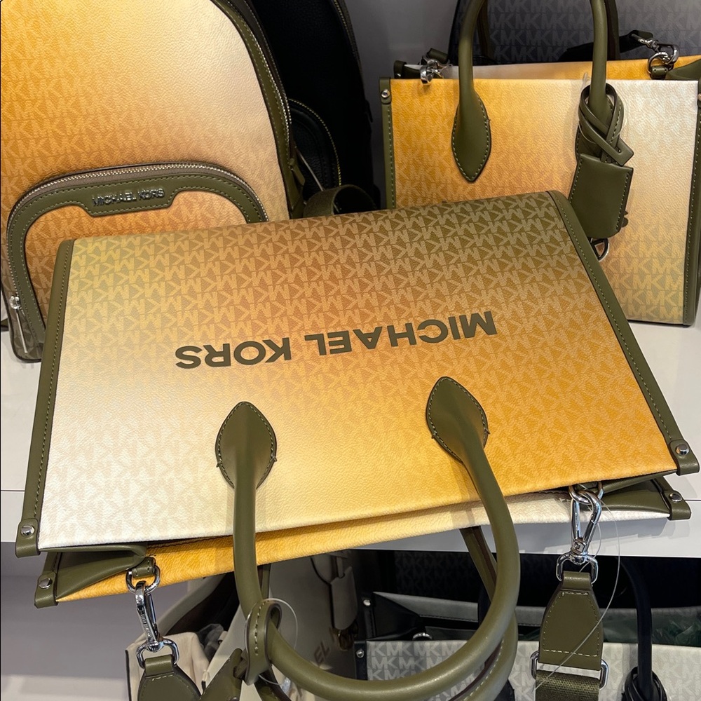 MICHAEL KORS Mirella Medium Ombré Signature Logo Tote Bag
Olive Combo
NWT - Picture 7 of 16